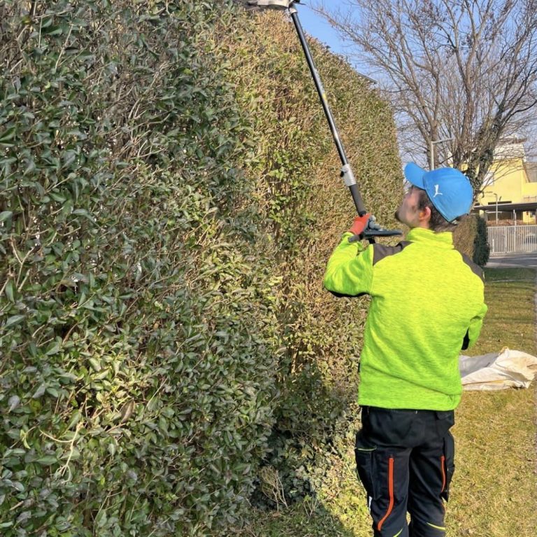Professionelle Gartengeräte wie Heckenschere und Rasenmäher für die Gartenpflege durch Grünraumpflege Julian Danko.