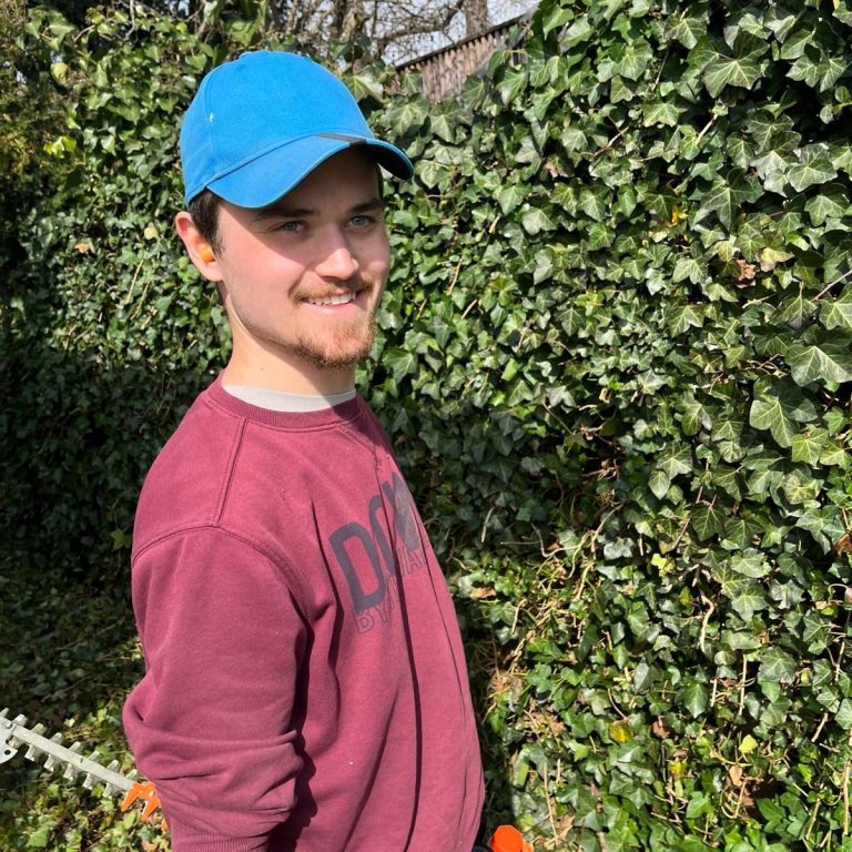 Grünraumpflege Danko Julian - das Gesicht dahinter bei der Arbeit im Garten bei Hitzendorf